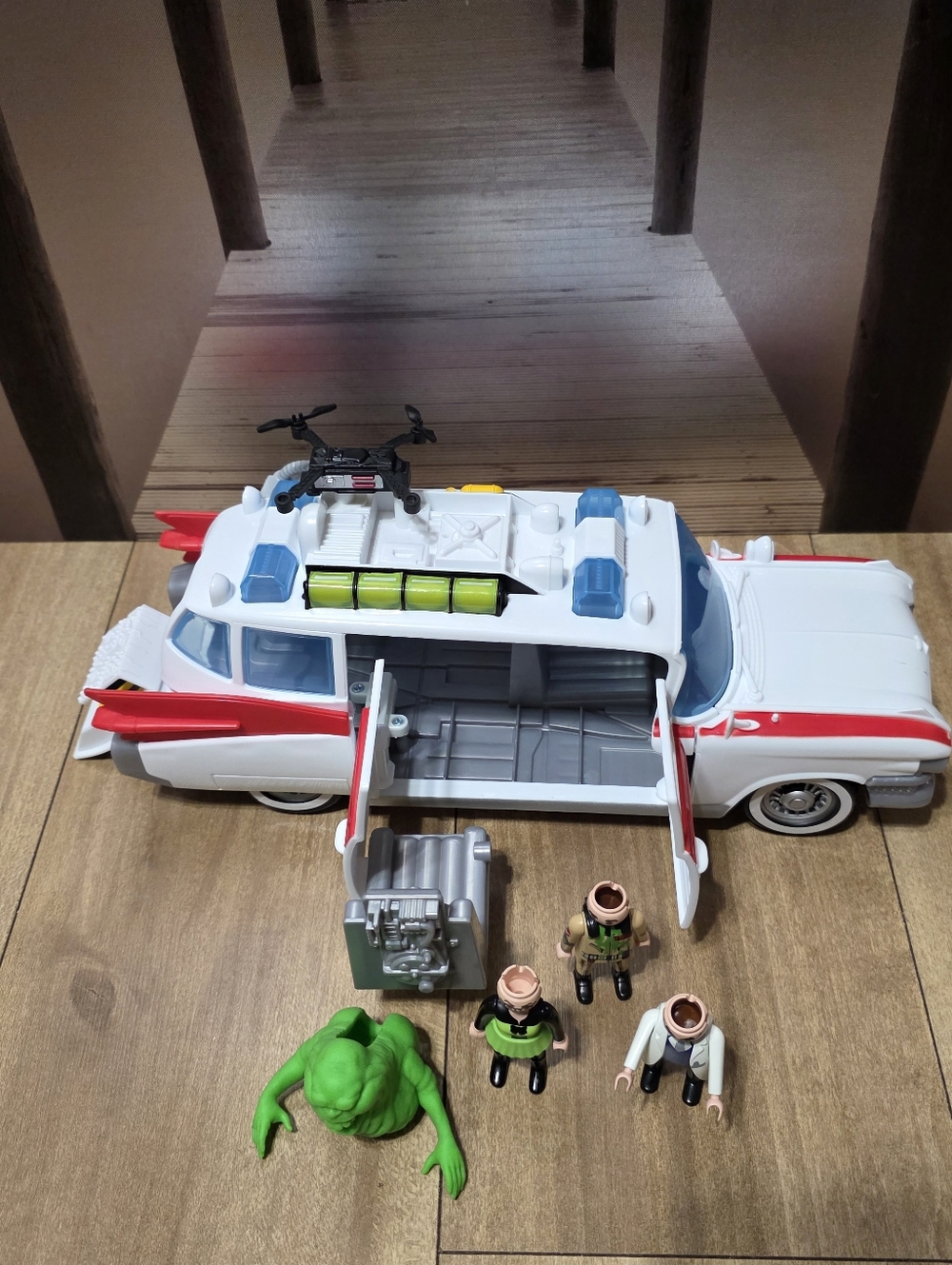Ghostbusters Movie Ecto 1 Playset with Accessories Movie Toy 2020 - Picture 3 of 14